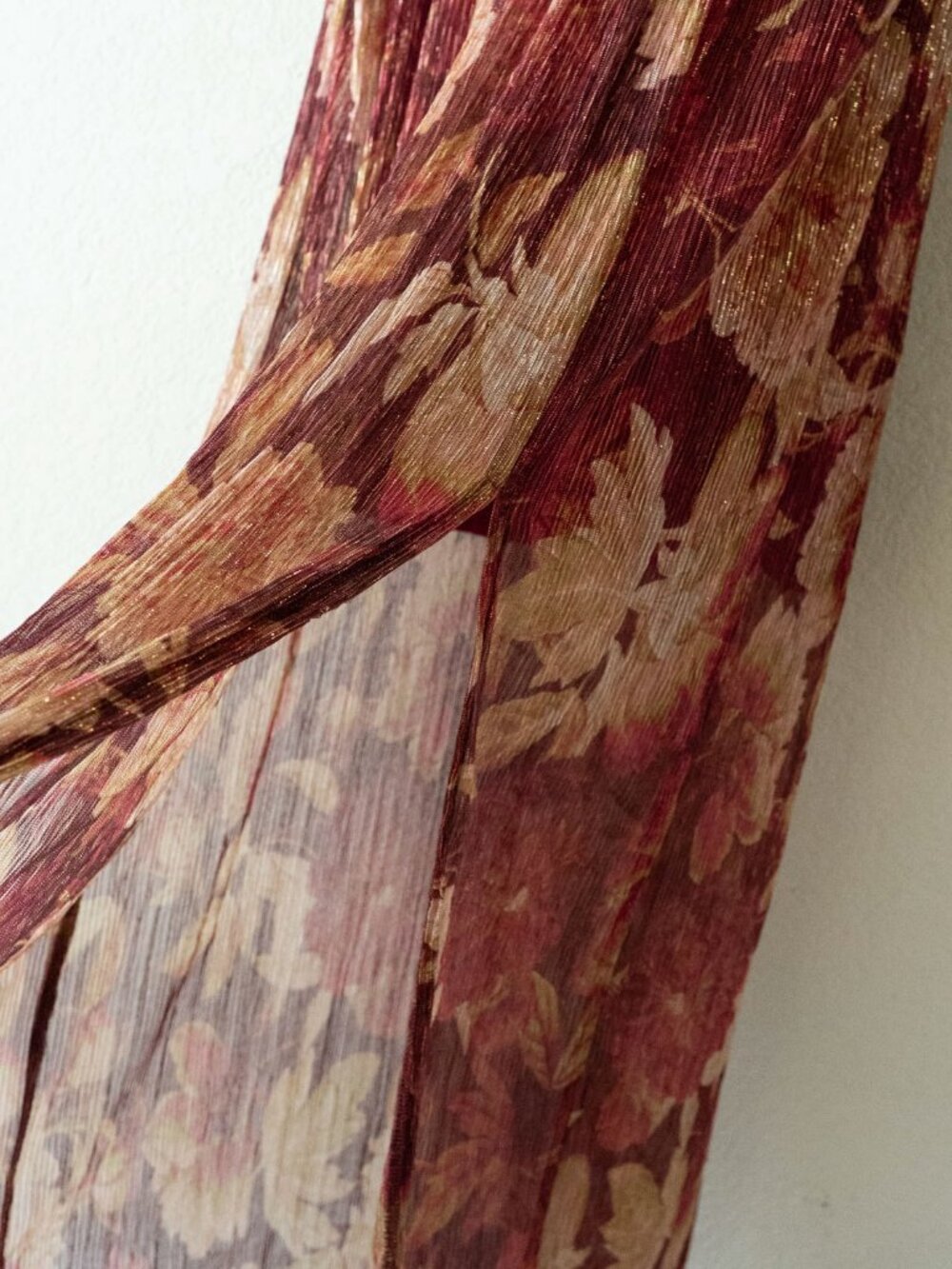 VICI Burgundy Floral Metallic Gold Pleated Maxi Dress XS Deep V Neck Slit - Picture 9 of 15
